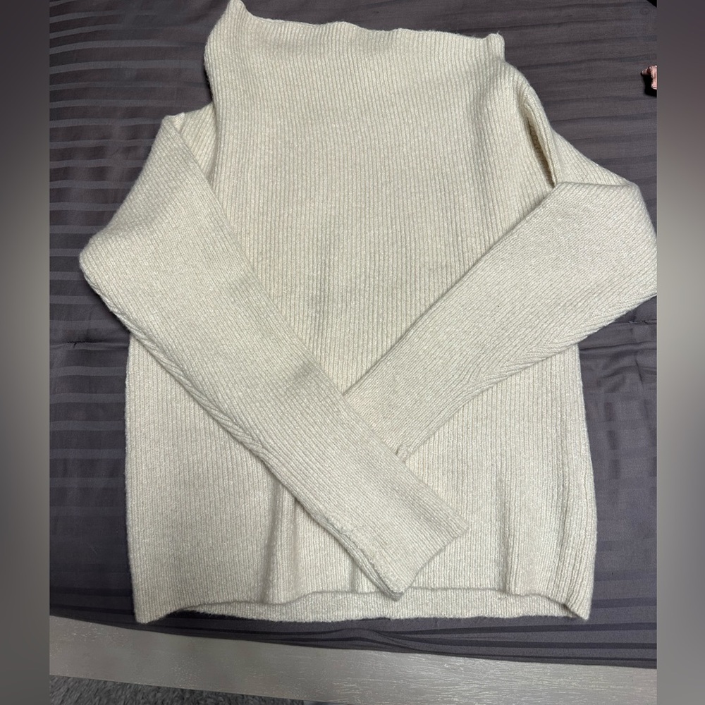 Never worn treasure and home off the shoulder seater size XS